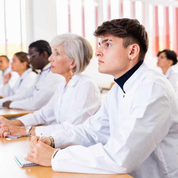 Relatório do CFF revela irregularidades graves em estágios obrigatórios de Farmácia